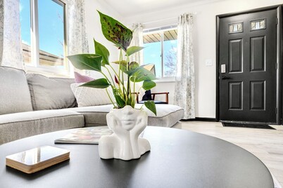 3 bedrooms! King bed, on-site parking & laundry near Foster Park