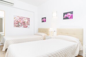 3 slaapkamers, een strijkplank/strijkijzer, gratis wifi, beddengoed