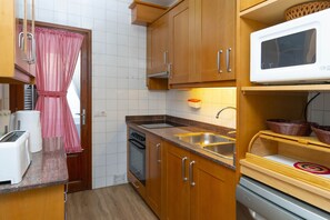 Jääkaappi, mikroaaltouuni, uuni, kahvin-/teenkeitin