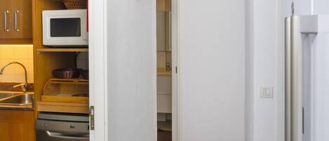 KĂŒhlschrank, Mikrowelle, Ofen, Wasserkocher mit Kaffee-/Teezubehör
