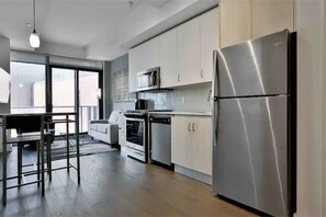 Interior - Furnished Monthly Rental - 1 Bdrm 1bath & Office (Toronto)