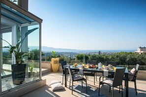 Outdoor dining - Olea Luxury Suites Heraklion
(El Dorado)