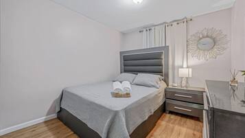 2 habitaciones, tabla de planchar con plancha, wifi y ropa de cama