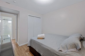 2 chambres, fer et planche à repasser, Wi-Fi, draps fournis