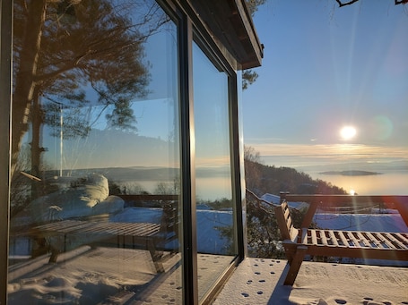 Property grounds. Luxury by the fjord of Oslo.
Welcome to a mirrored cabin with great views