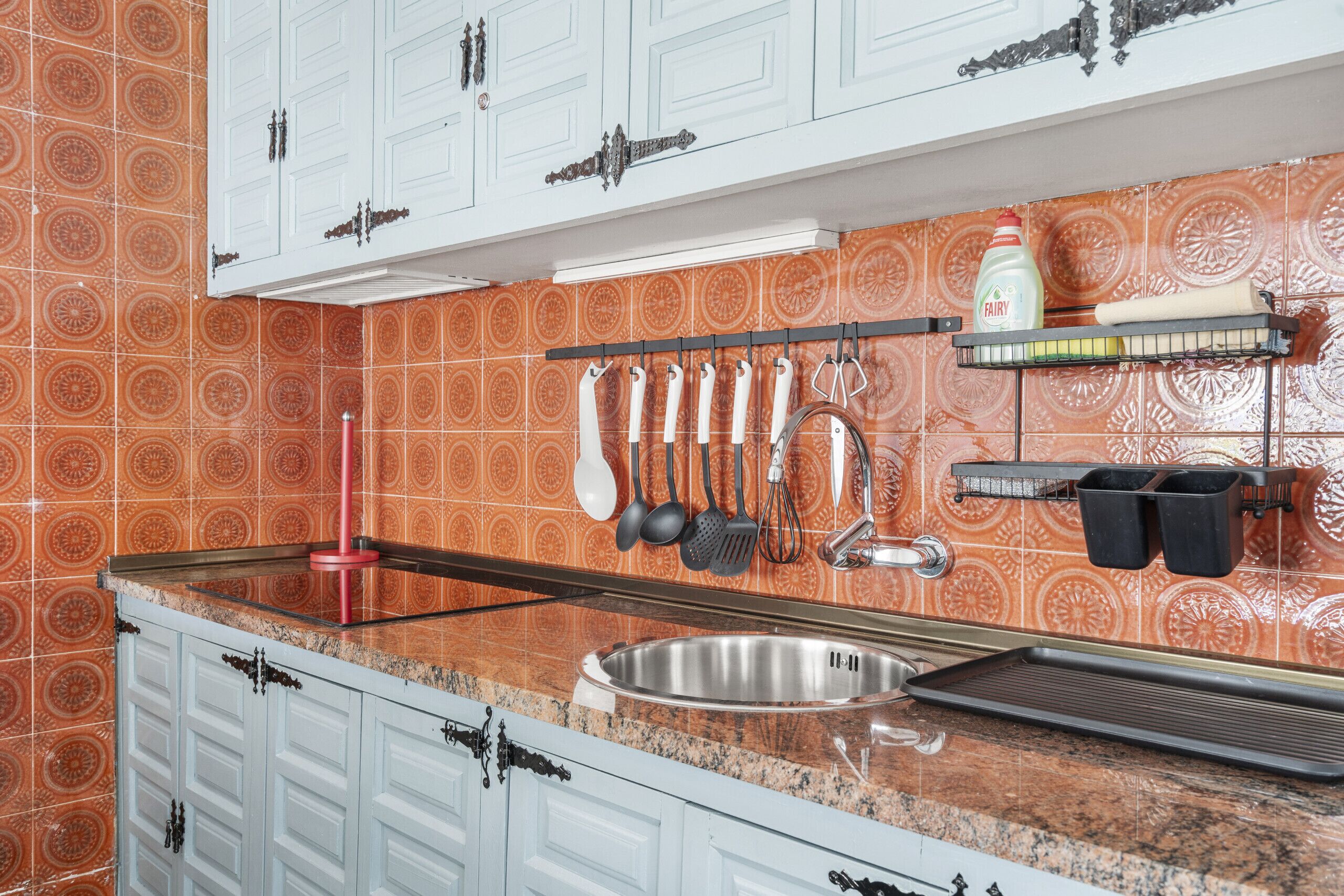 雪櫃、微波爐、咖啡機/沖茶器、電熱水壺