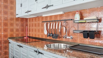 Kühlschrank, Mikrowelle, Wasserkocher mit Kaffee-/Teezubehör