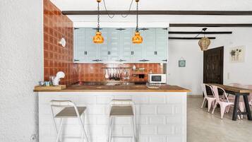 Een koelkast, een magnetron, een koffiezetapparaat/waterkoker