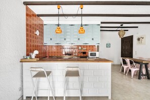 ثلاجة، ميكروويف، ماكينة لصنع القهوة/الشاي، غلّاية كهربائية