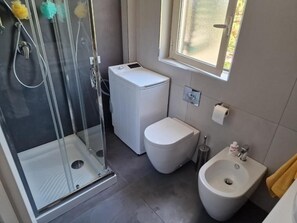 Doccia, asciugacapelli, bidet, asciugamani