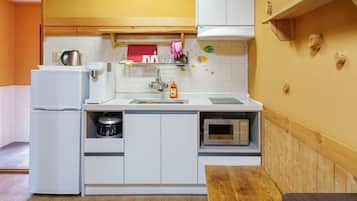 Basic Room, 1 Bedroom (2) | Private kitchen | Fridge