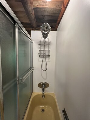 Douche, sĂšche-cheveux, serviettes fournies, savon