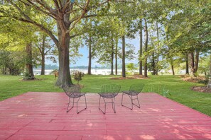 Terrace/patio - Spacious 3BR with Dock on Working Farm with Pool Table (Melfa)