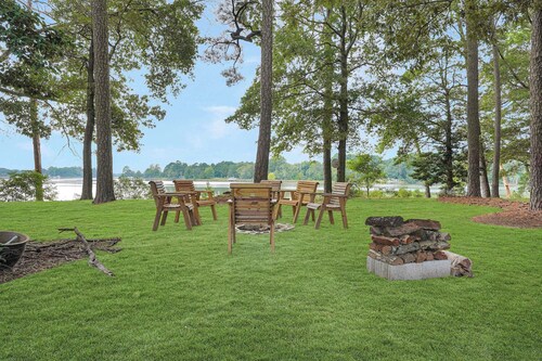 Spacious 3BR with Dock on Working Farm with Pool Table