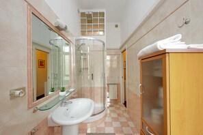 Een douche, een haardroger, een bidet, handdoeken