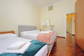 3 slaapkamers, een strijkplank/strijkijzer, gratis wifi, beddengoed