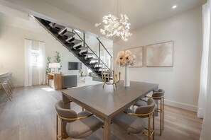 Dining - 4 blocks to The Riverwalk Luxe 3BR 3BA with Tropical Courtyard & Balcony (Tampa)