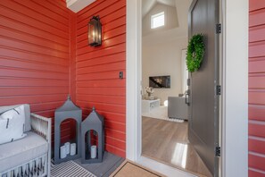 Smart TV - 4 blocks to The Riverwalk Luxe 3BR 3BA with Tropical Courtyard & Balcony (Tampa)