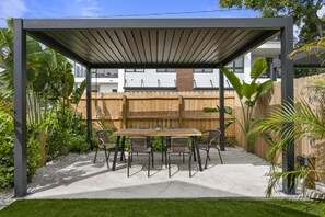 Outdoor dining - 4 blocks to The Riverwalk Luxe 3BR 3BA with Tropical Courtyard & Balcony (Tampa)