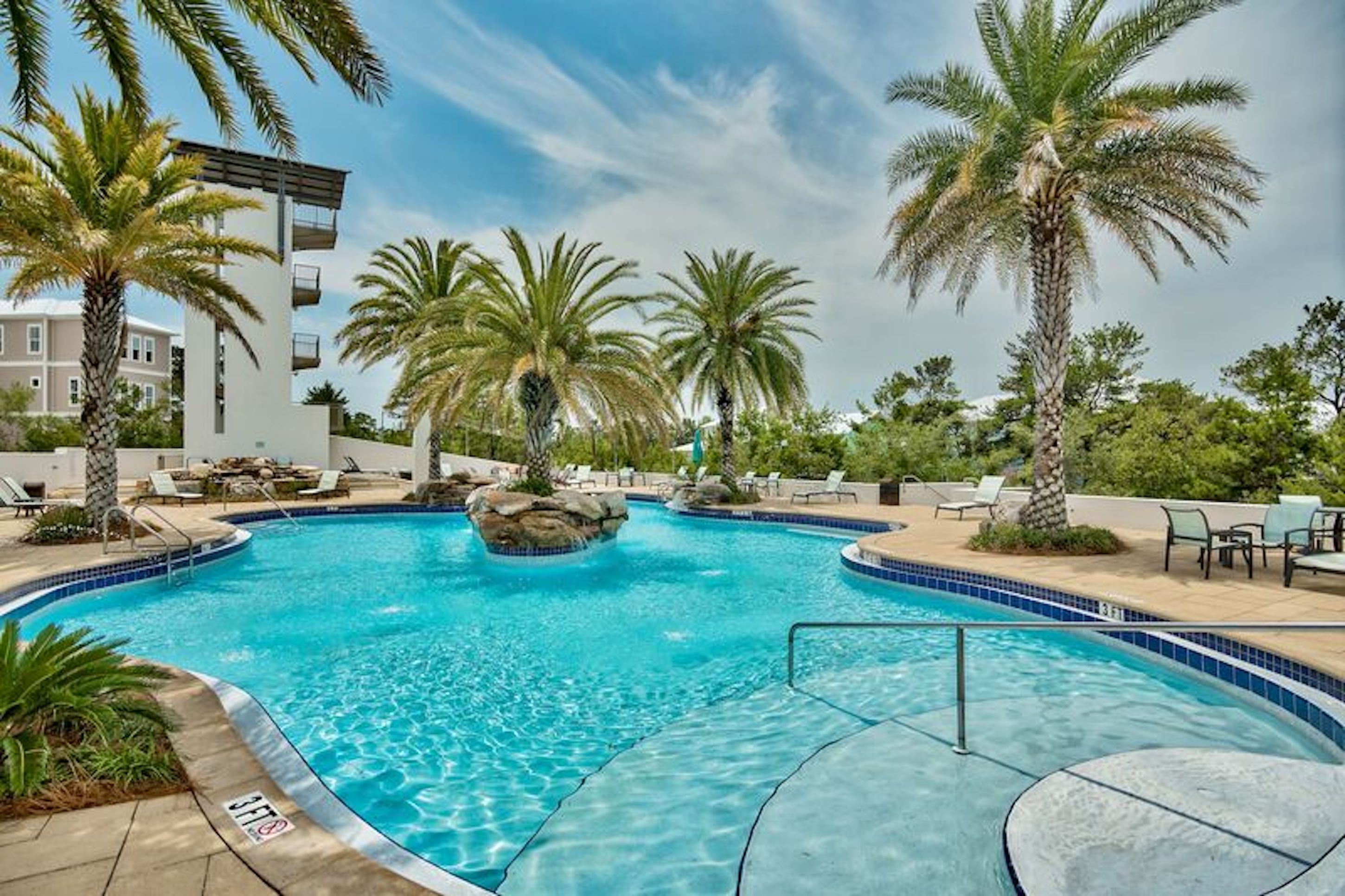 Kolam renang outdoor musiman, dengan payung kolam renang