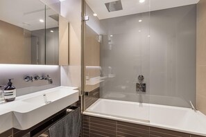 Apartment, Accessible | Bathroom - Battersea Power Station Flat With River Views (London)