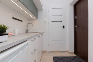 Estúdio, cozinha | Cozinha privada | Micro-ondas, lava-louças, talheres/pratos/utensílios de cozinha, freezer