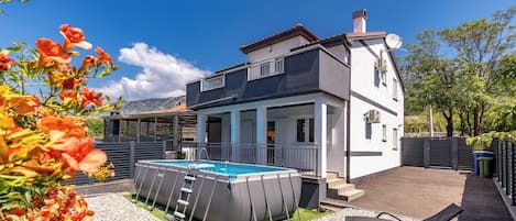 Familienhaus, Mehrere Schlafzimmer, 2 Bäder (Pool House Beba Tribalj Lake) | Unterkunftsgelände
