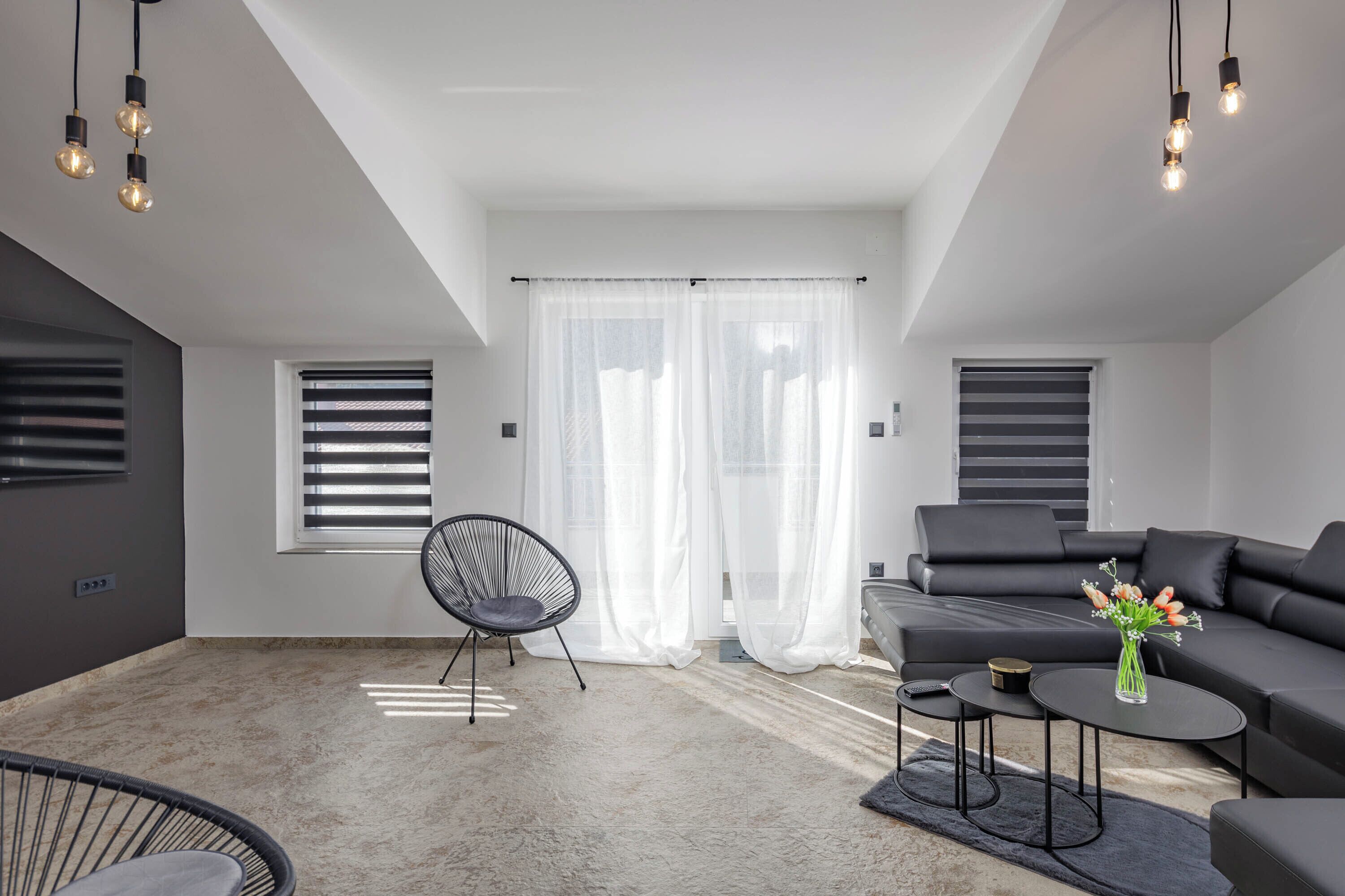 Casa familiar, varias habitaciones, 2 baños (Pool House Beba Tribalj Lake) | Área de sala de estar | Smart TV de 21 pulgadas con canales por cable 