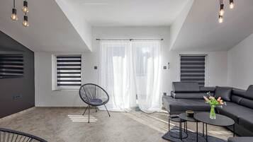 Familiehus, flere soverom, 2 bad (Pool House Beba Tribalj Lake) | Oppholdsområde | En 21-tommers smart-TV med kabel-kanaler