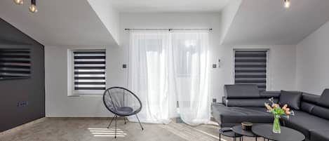Casa familiar, varias habitaciones, 2 baños (Pool House Beba Tribalj Lake) | Área de sala de estar | Smart TV de 21 pulgadas con canales por cable