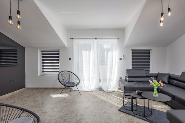 Casa familiar, varias habitaciones, 2 baños (Pool House Beba Tribalj Lake) | Área de sala de estar | Smart TV de 21 pulgadas con canales por cable 