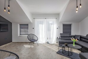 Maison familiale, plusieurs chambres, 2 salles de bains (Pool House Beba Tribalj Lake) | Aire de séjour | Téléviseur connecté de 21 po avec télévision par cùble
