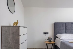 Nhà dành cho gia đình, nhiều phòng ngủ, 2 phòng tắm (Pool House Beba Tribalj Lake) | 3 phòng ngủ, bàn ủi/dụng cụ ủi quần áo 