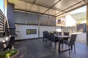 Perhetalo, useita makuuhuoneita, 2 kylpyhuonetta (Pool House Beba Tribalj Lake) | Ulkoruokailutilat