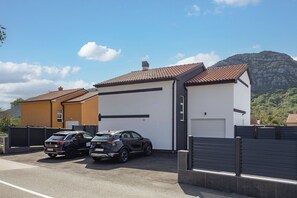Familienhaus, Mehrere Schlafzimmer, 2 Bäder (Pool House Beba Tribalj Lake) | Parkplätze | Parken ohne Service (kostenlos)