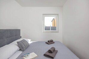 Maison Familiale, plusieurs chambres, 2 salles de bains (Pool House Beba Tribalj Lake) | 3 chambres, fer et planche à repasser, Wi-Fi gratuit, draps fournis