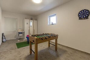 Maison Familiale, plusieurs chambres, 2 salles de bains (Pool House Beba Tribalj Lake) | Salle de jeux