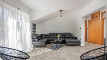 Family House, 3 Bedrooms, 2 Bathrooms (Pool House Beba Tribalj Lake) | Living area | Smart TV