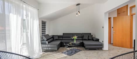 En 21-tommers smart-TV med kabel-kanaler