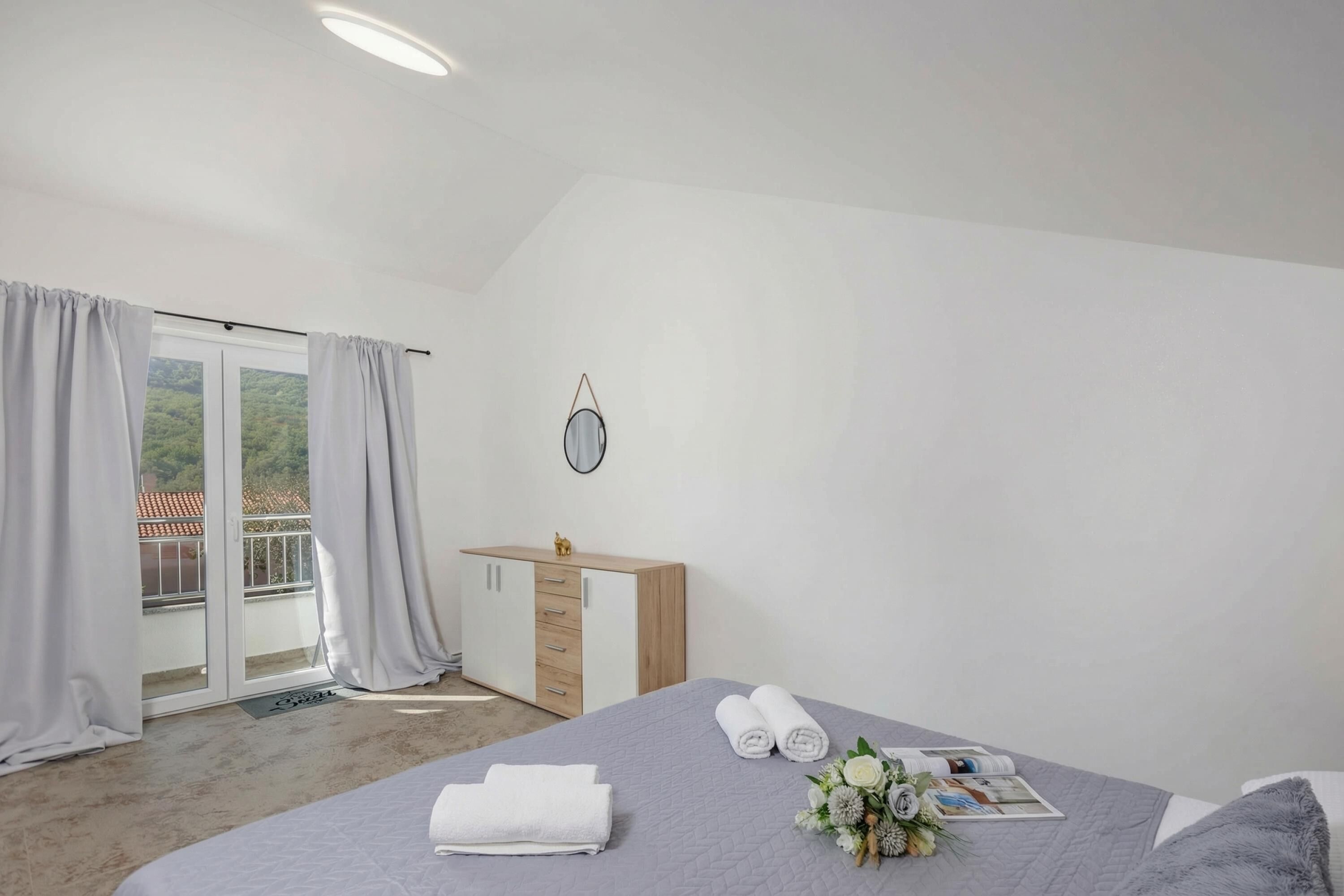 Familiehus, flere soverom, 2 bad (Pool House Beba Tribalj Lake) | 3 soverom, strykejern/-brett, wi-fi (inkludert) og sengetøy