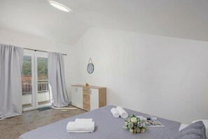 Maison familiale, plusieurs chambres, 2 salles de bains (Pool House Beba Tribalj Lake) | 3 chambres, fer et planche Ă repasser, accĂšs au Wi-Fi (inclus)
