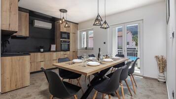 Familiehus, flere soverom, 2 bad (Pool House Beba Tribalj Lake) | Spiseområde