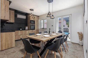 Casa familiar, varias habitaciones, 2 baños (Pool House Beba Tribalj Lake) | Restaurantes