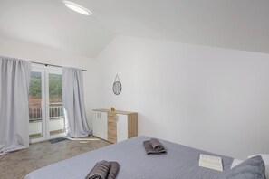 Nhà dành cho gia đình, nhiều phòng ngủ, 2 phòng tắm (Pool House Beba Tribalj Lake) | 3 phòng ngủ, bàn ủi/dụng cụ ủi quần áo 