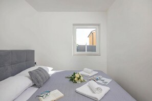 Familienhaus, Mehrere Schlafzimmer, 2 Bäder (Pool House Beba Tribalj Lake) | 3 Schlafzimmer, Bügeleisen/Bügelbrett, kostenloses WLAN, Bettwäsche