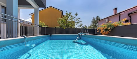 Casa familiar, varias habitaciones, 2 baños (Pool House Beba Tribalj Lake) | Alberca | Alberca al aire libre por temporada