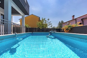 Maison familiale, plusieurs chambres, 2 salles de bains (Pool House Beba Tribalj Lake) | Piscine | Piscine extérieure en saison