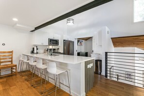 Apartment, 3 Schlafzimmer | Eigene Küche | Kühlschrank, Ofen, Wasserkocher mit Kaffee-/Teezubehör, Toaster