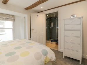 3 habitaciones, decoración personalizada y muebles diferentes 