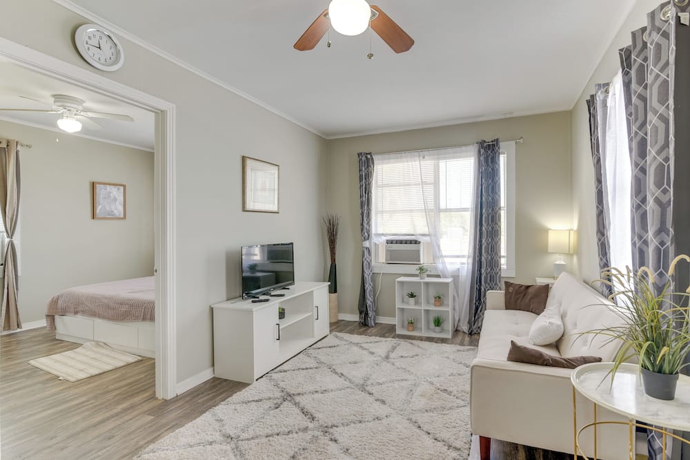 ~ 1 Mi to the Strand: Central Unit in Galveston!